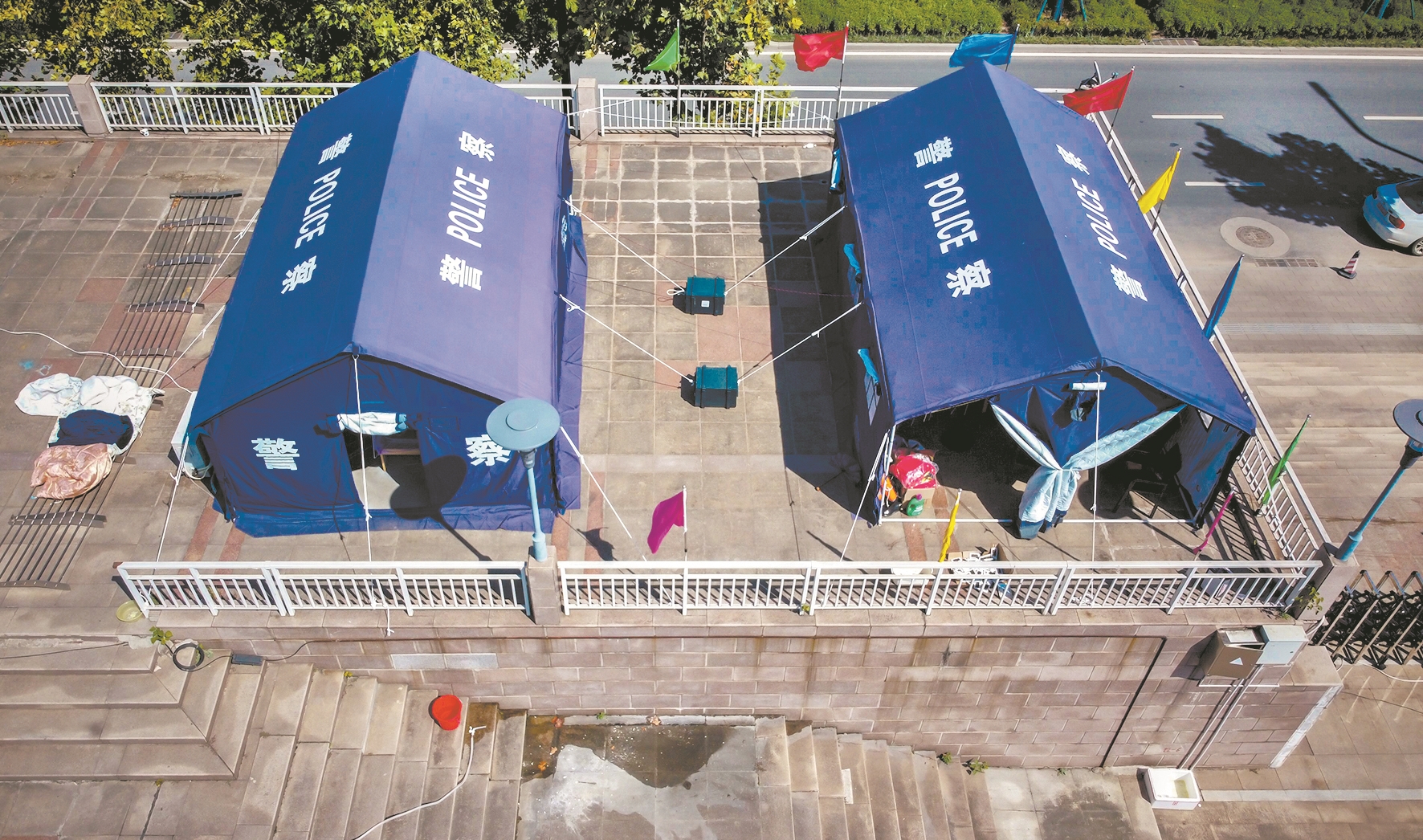 |划船上班帐篷办公武汉民警江中护平安