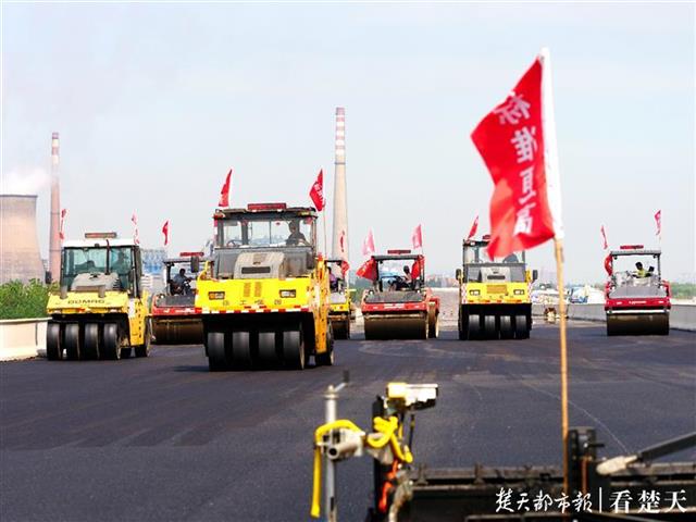 |地表温度52℃+！东四环建设者烈日下摊铺沥青，冲刺12月贯通