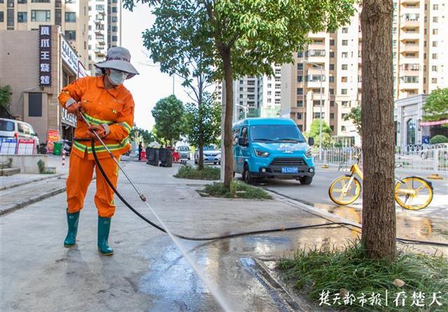 |认真对待我的岗，环卫女工将高压水枪系在身上洗路