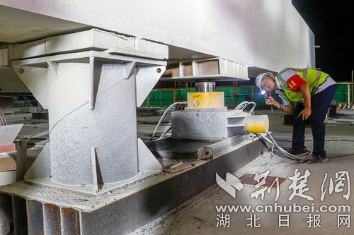 |杭绍台铁路首座跨既有线钢结构天桥顶推成功 系在鄂央企承建