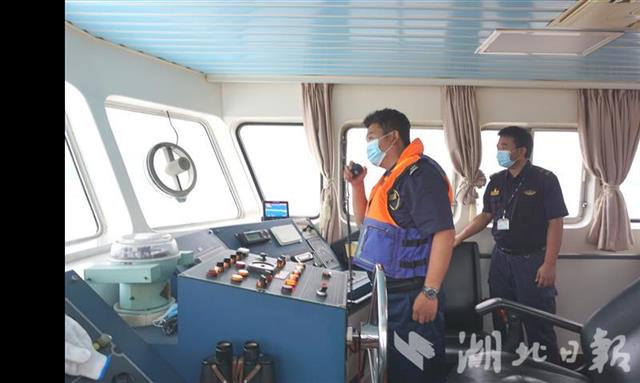 |险！他们游入长江主航道，与航行油船最近距离不足20米
