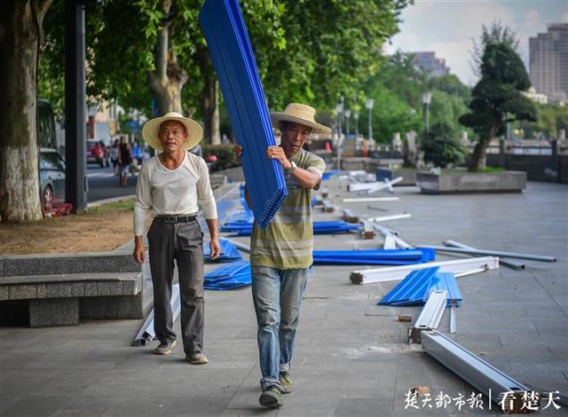 |长江大桥武昌桥头堡下沿江区域拆除“封江”挡板