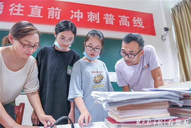 |稳定又高效！武汉这所中学老师“抱团”结婚，15对夫妻扎根教育一线