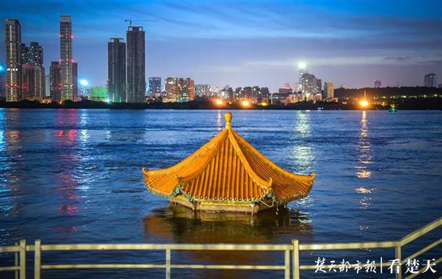 |水位跌至28米以下！黄花矶凉亭亭顶全部露出水面