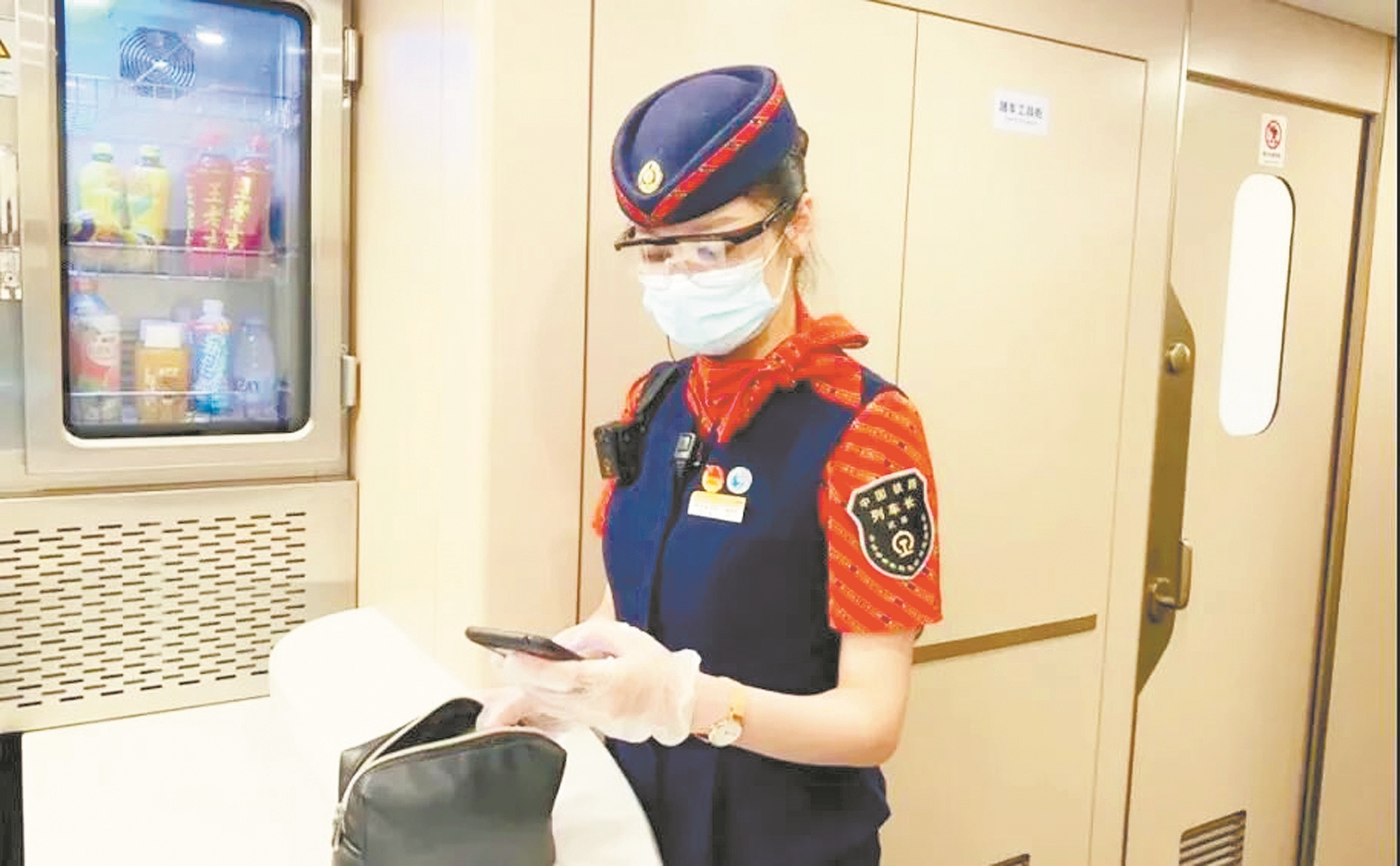 |高铁乘务员的“手机”是学名铁路专用无线交互机 能解决许多旅客困难