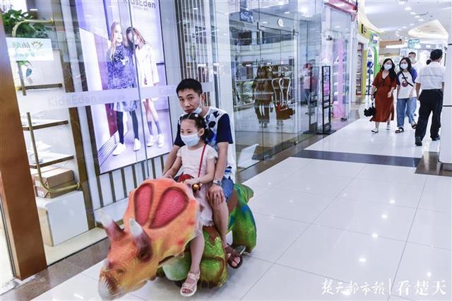 |“蹭凉族”搅热江城夏日经济