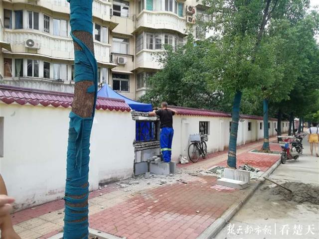 |一楼住户私自在小区围墙打洞，城管公安介入后恢复原貌