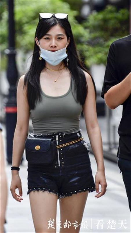 |武汉迎来热辣夏日，汉街喷水雾降温