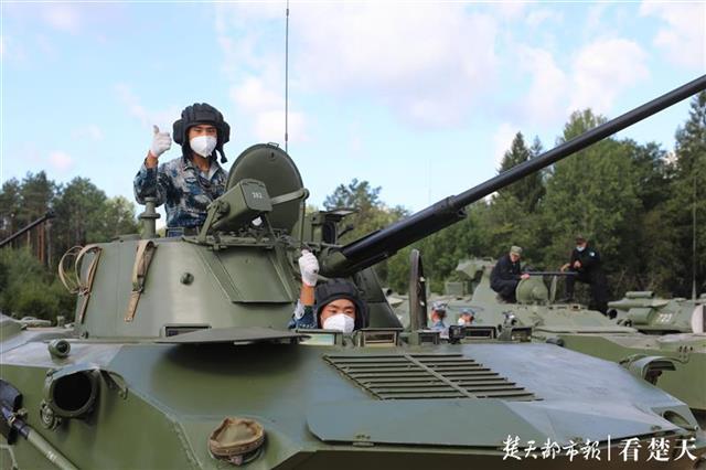 |帅！首次试驾俄方战车“空降排”项目中国空降兵参赛队沙场练兵