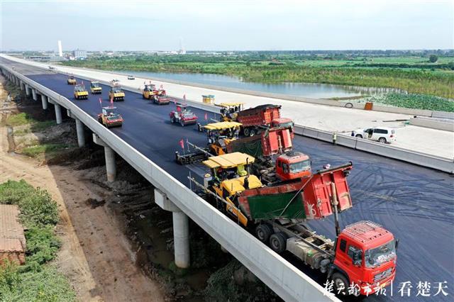 |地表温度52℃+！东四环建设者烈日下摊铺沥青，冲刺12月贯通