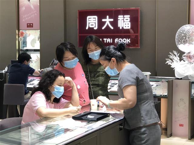 |金价回落市民多持观望态度专家建议金价大跌时买卖都要谨慎