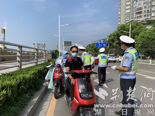 |襄阳交警开展文明交通“敲门”入户宣传行动