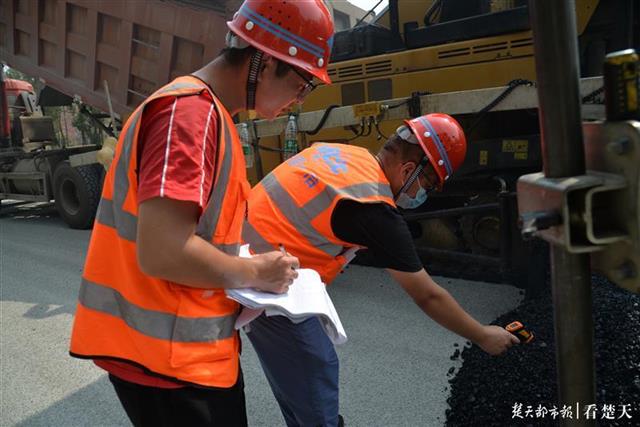 |出城方向完成沥青摊铺已开放交通，107国道东西湖段完工进入倒计时