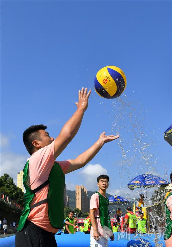 |湖北宣恩：“水上排球”享清凉