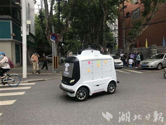 |参与武汉抗疫107天，奔跑6800公里！国家博物馆永久收藏无人配送车“大白”