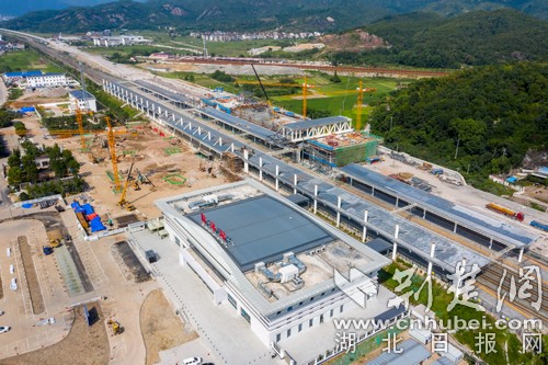 |杭绍台铁路首座跨既有线钢结构天桥顶推成功 系在鄂央企承建