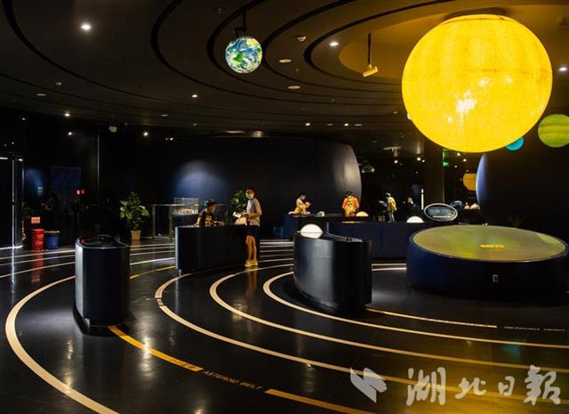 |武汉科技馆里探寻科学奥秘