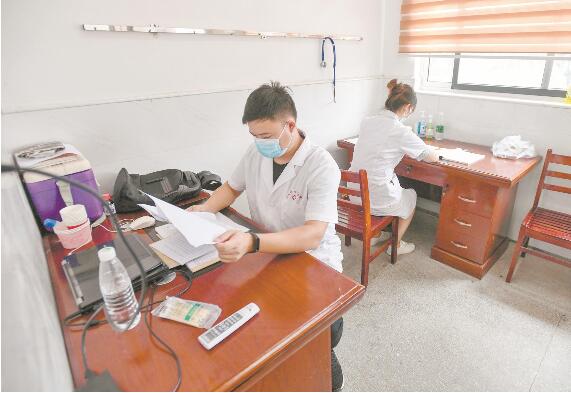 |饭菜送到手上 患病有车接送，武汉防汛安置点给“暂住居民”家的感觉