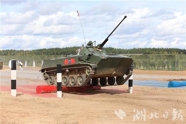 |中国空降兵首次驾驶俄战车完成单车赛