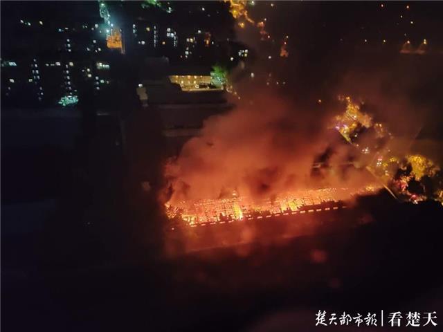 |青山一汽修厂深夜起火，多辆车被烧成空壳