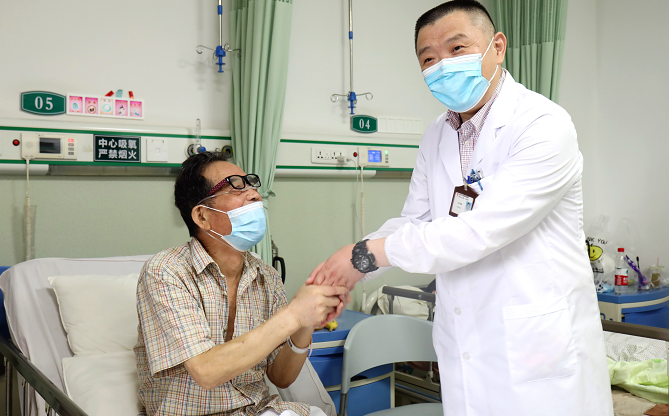 |七旬“药罐”大爷命悬一线 家属鼓励医生放手一搏