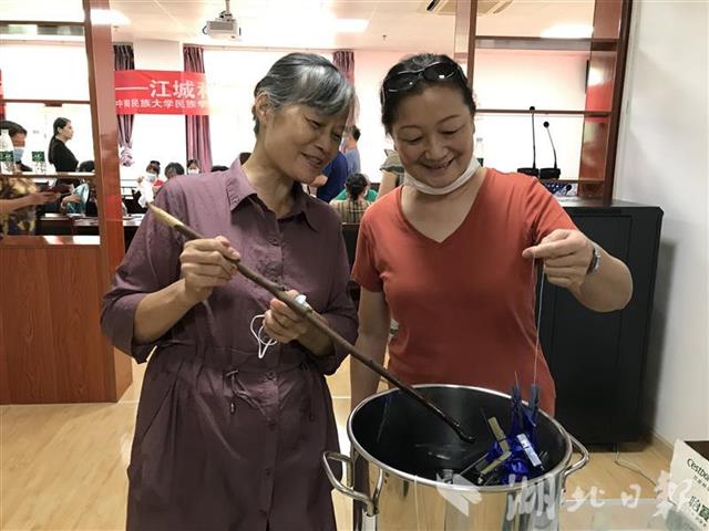 |真美！居民跟着大学老师学扎染