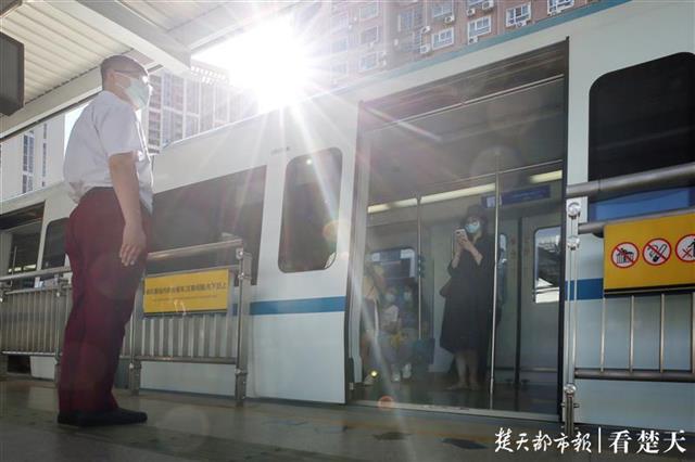 40℃！高温下的地铁高架站台：值班站长守护乘客安全出行