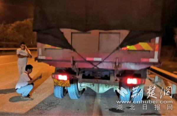 |货车严重超载轮胎几近脱落 幸被执法人员发现截停