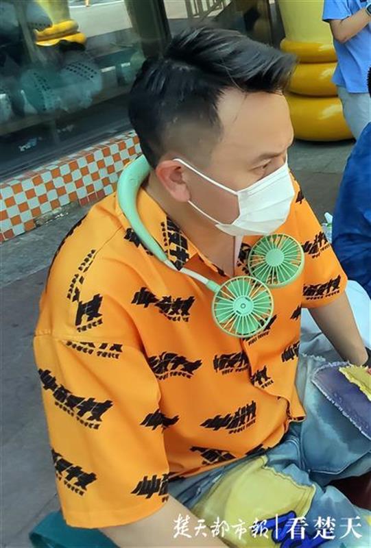 |武汉迎来热辣夏日，汉街喷水雾降温