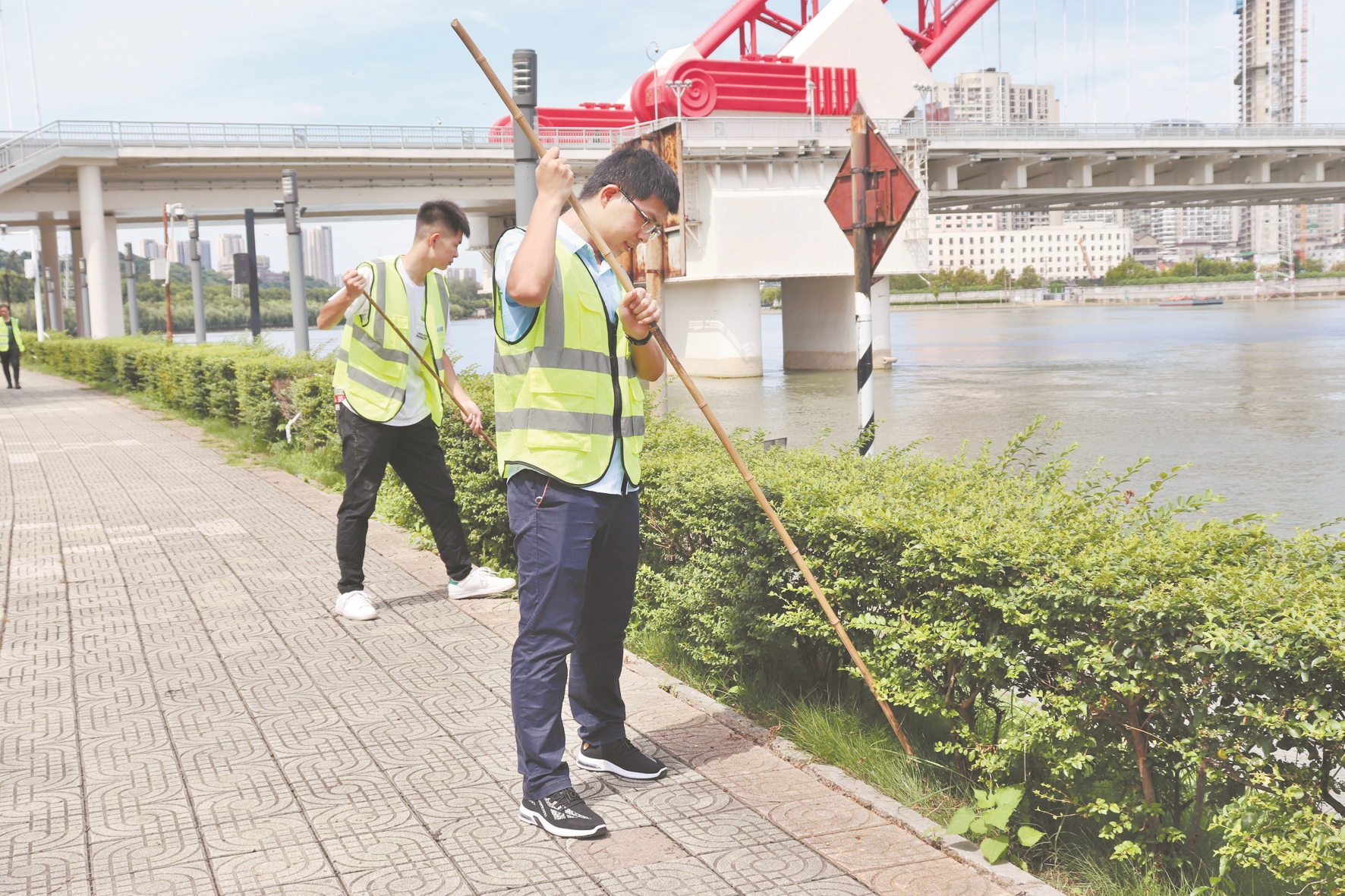 |巡堤时突然接到噩耗：最疼爱他的爷爷走了 26岁园建工程师含泪坚守大堤