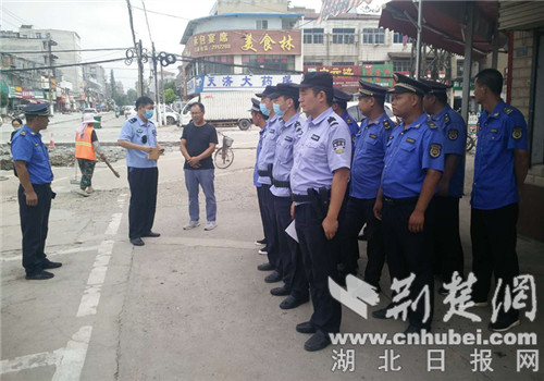 |东津公安城管联手开展创文宣传