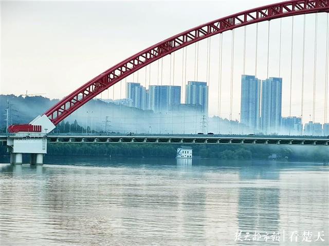 |“牛背雨”下得急，汉江水面飘迷雾令人称奇