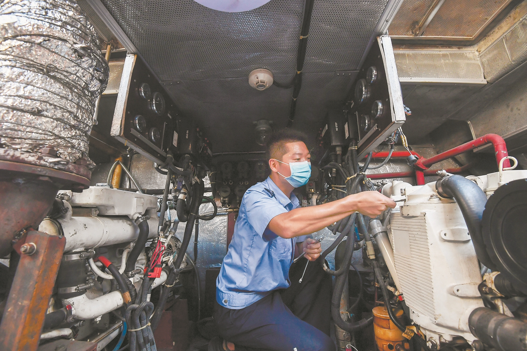 |划船上班帐篷办公武汉民警江中护平安