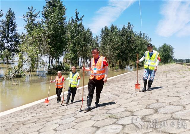 |酷暑高温 党员干部坚守在防汛岗位