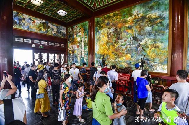 |黄鹤楼公园免费开放的首个周末，游客量激增到12000多人