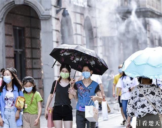 |武汉迎来热辣夏日，汉街喷水雾降温