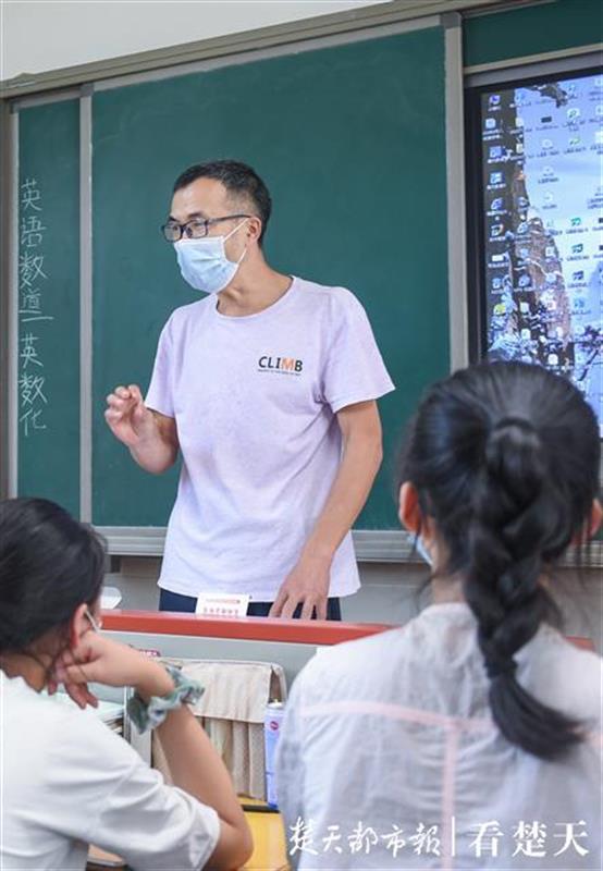 |稳定又高效！武汉这所中学老师“抱团”结婚，15对夫妻扎根教育一线