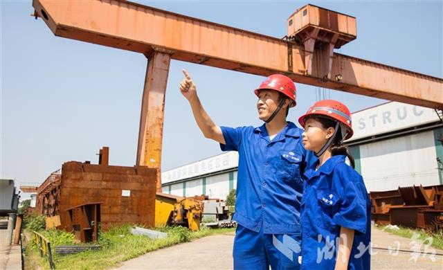 |农民工子女走进父母工作的工地