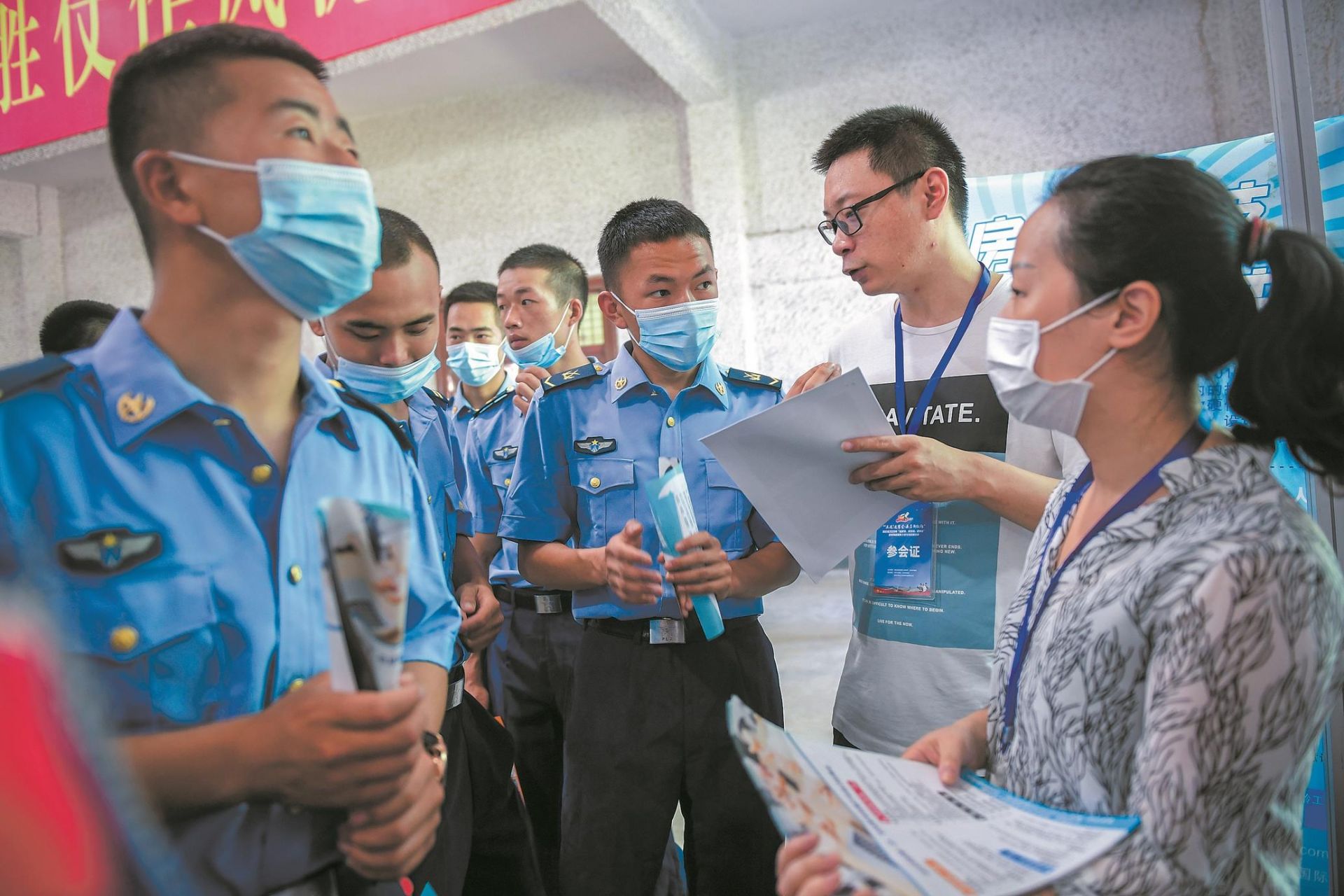 |湖北举办首届送岗位进军营“就业训练营”退役老兵和军嫂能在家门口找工作
