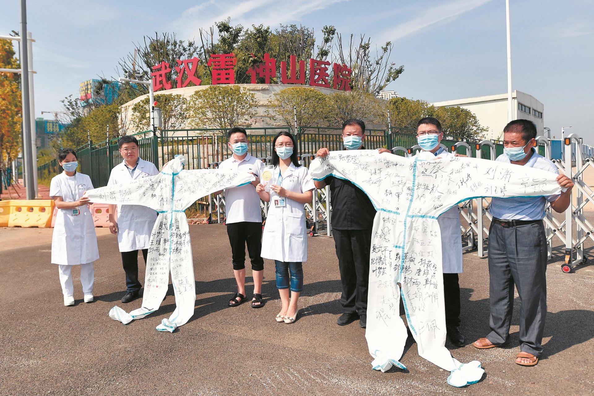 |重返雷神山 医患双方热泪盈眶