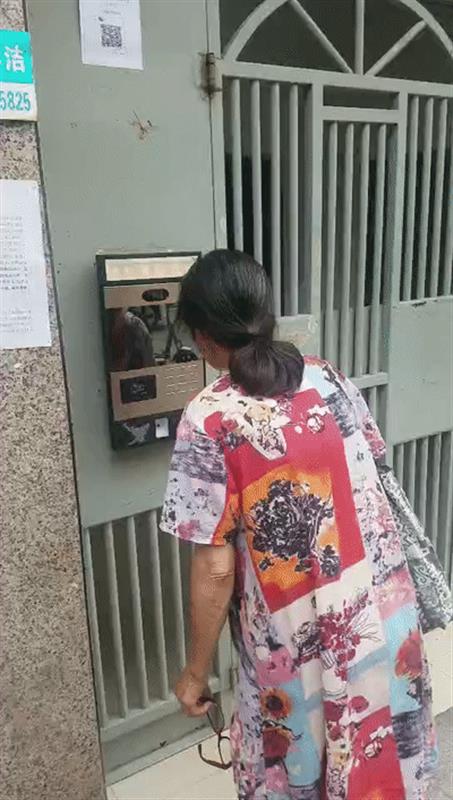 |小区住户门贴满小广告，物业社区已着手清理，还装上了人脸识别系统！