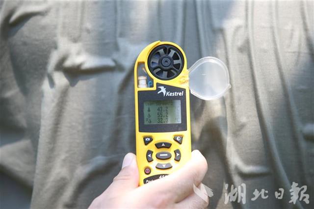 |高空中，他纵身抓住500千伏输电线