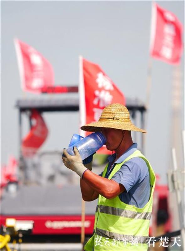 |地表温度52℃+！东四环建设者烈日下摊铺沥青，冲刺12月贯通