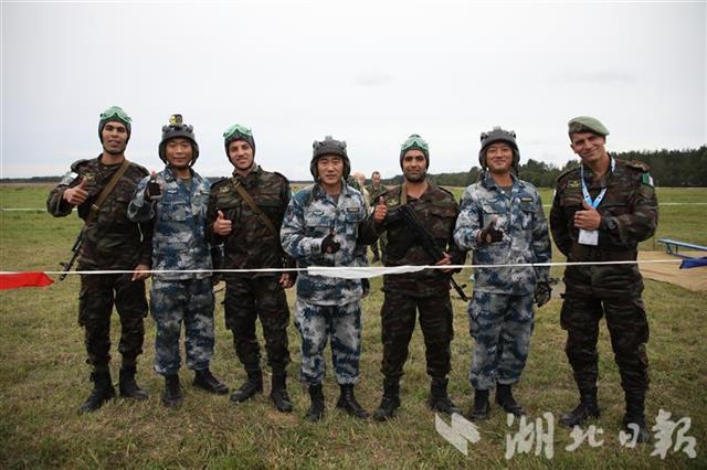 |1200高空伞降直落靶心，“空降排”项目定点跳伞中国参赛队夺得第二名