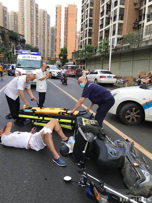 |前方电动车掉头，外卖骑手急刹车避让摔伤