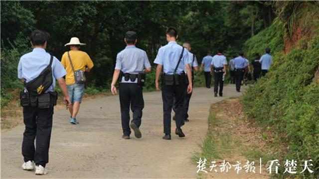 |熟人谈曾春亮第一次闯入康家：想去别墅搞点钱，开着空调睡着了