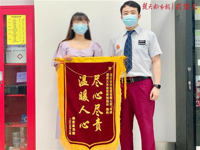 |乘客中暑晕倒在地铁上，值班站长跪地施救十分钟