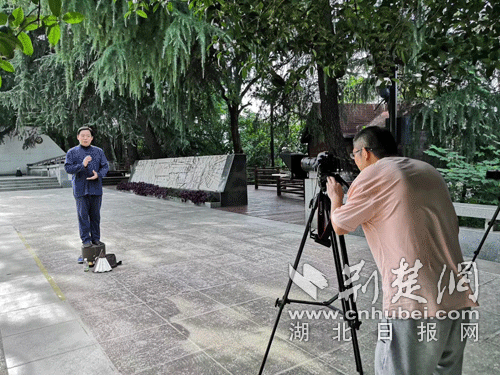 |超37度高温下 武汉一高校教师为学生拍视频素材