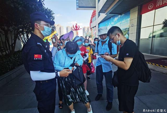 |热门景区优先留给外地游客，越来越多游客纷纷打卡大武汉