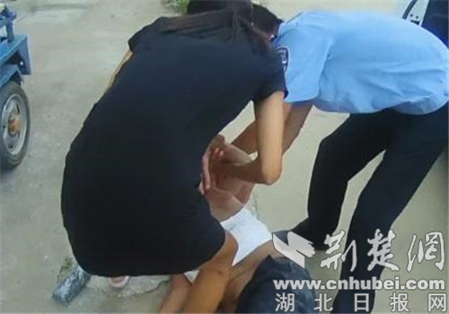 |男子贪杯醉卧路边枣阳民警及时救援